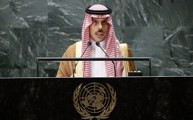 تصویر: شاهزاده فیصل بن فرحان وزیر خارجهٔ‌سعودی حین سخنرانی در هفتادوهشتمین مجمع عمومی سازمان ملل در مقر سازمان در شهر نیویورک، ۲۳ سپتامبر ۲۰۲۳. (Leonardo Munoz / AFP)
