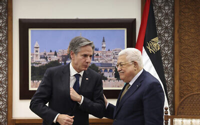 تصویر: آنتونی بلینکن وزیر خارجهٔ‌ ایالات متحده، چپ، در ملاقات با محمود عباس رهبر فلسطینیان در رام الله، کرانهٔ باختری، سه-شنبه ۳۱ ژانویه ۲۰۲۳. (Ronaldo Schemidt/Pool via AP)