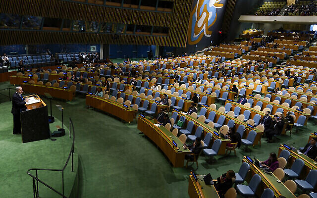 تصویر: بنیامین نتانیاهو نخست وزیر حین سخنرانی در هفتادوهشتمین نشست مجمع عمومی سازمان ملل، ۲۲ سپتامبر ۲۰۲۳، مقر سازمان ملل.