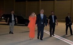 تصویر: بنیامین نتانیاهو نخست وزیر و همسرش سارا، صبح دوشنبه ۱۸ سپتامبر ۲۰۱۳، می-روند که به مقصد ایالات متحده سوار هواپیما شوند. (Avi Ohayon/GPO)