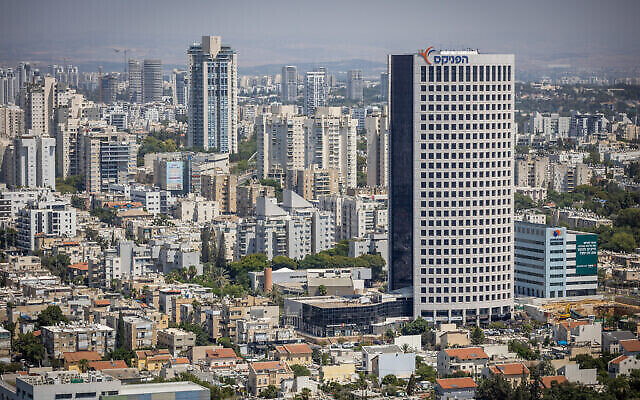 تصویر تزئینی: منظرهٔ Phoenix Investment House در تل آویو، ۳۰ ژوئن ۲۰۲۳. (Yossi Aloni/Flash90)