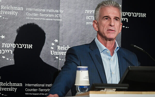 تصویر: دیوید بارنئا رئیس موساد، سازمان اطلاعات و عملیات ویژهٔ اسرائیل، حین سخنرانی در کنفرانسی در دانشگاه رایشمن، ۱۰ سپتامبر ۲۰۲۳. (Avshalom Sassoni/Flash90)
