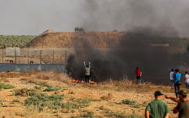 تصویر: شورشیان فلسطینی حین درگیری با سربازان اسرائیلی پای حصار مرزی غزه، شرق شهر غزه، ۱۳ سپتامبر ۲۰۲۳. (Atia Mohammed/ Flash90)