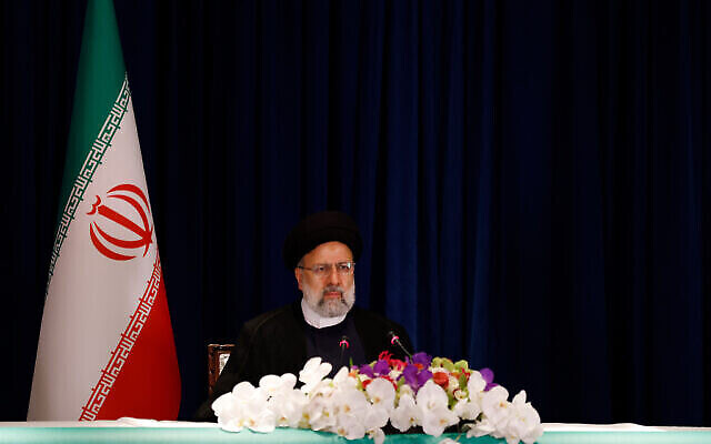 تصویر: ابراهیم رئیسی رئیس جمهوری رژیم ایران در کنفرانس خبری در نیویورک، ۲۰ سپتامبر ۲۰۲۳. 
(AP Photo/Jason DeCrow)