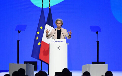 تصویر: اورسلام فون-در-لاین رئیس اتحادیهٔ اروپا حین ایراد سخنرانی در پردیس رنسانس حزب حاکم فرانسه.
(Photo by Christophe ARCHAMBAULT / AFP)