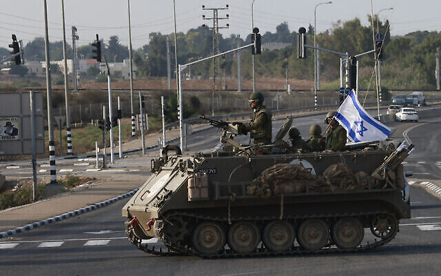 تصویر: با اعزام نیروهای کمکی به نزدیکی شهر سدروت در جنوب کشور، در پی حملهٔ تروریست-های حماس،  سربازان اسرائیلی با خودرو زرهی حمل پرسنل  (APC) حین عبور از جادهٔ‌ اصلی مشاهده می-شوند. 
(Menahem KAHANA / AFP)