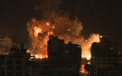 تصویر: با حملهٔ هوایی اسرائیل در ۸ اکتبر ۲۰۲۳ آتش و دود بر فراز شهر غزه بهوا خاسته است. 
(MAHMUD HAMS / AFP)