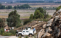 تصویر: یک خودرو زرهی نیروهای موقت سازمان ملل (UNIFIL) در نزدیکی نقطهٔ مرزی در دشت خیام لبنان، مجاور شهر متولای اسرائیل در شمال کشور پارک شده است. (Joseph EID / AFP)