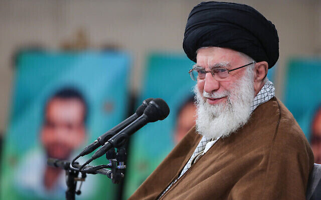 تصویر: در عکسی که بیت رهبری ایران منتشر کرده آیت الله علی خامنه-ای ولی فقیه در ۱۷ اکتبر ۲۰۲۳ حین سخنرانی در جلسه-ای در تهران پایتخت ایران مشاهده می-شود. (KHAMENEI.IR / AFP)