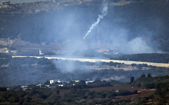 تصویر: مشعل-هایی که در ۲۸ اکتبر ۲۰۲۳ از شمال اسرائیل به روستای آیت الشعب در جنوب لبنان پرتاب شد. 
(FADEL SENNA / AFP)