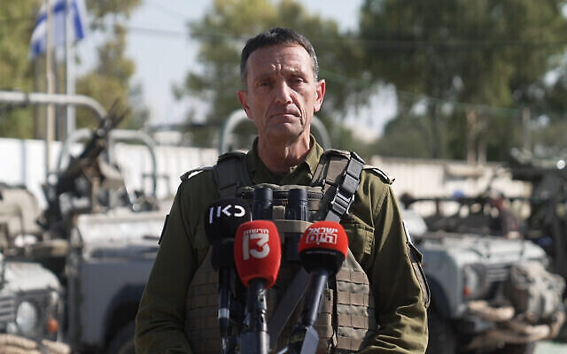 تصویر: خرزی حالیوی رئیس ستاد نیروهای دفاعی اسرائیل حین گفتگو با رسانه-ها در جنوب اسرائیل، ۱۲ اکتبر ۲۰۲۳.