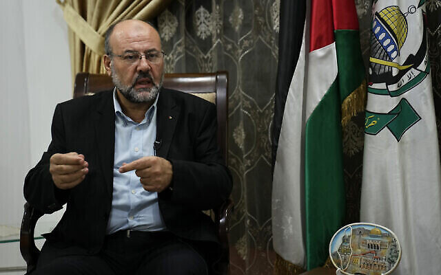 تصویر: علی برکة، از اعضای رهبری حماس در تبعید، حین گفتگو در مصاحبه-ای با اسوشیتد پرس در بیروت، لبنان، ۹ اکتبر ۲۰۲۳. (AP Photo/Hussein Malla)