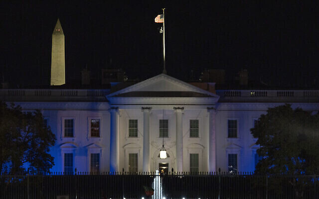 تصویر: روز دوشنبه، ۹ اکتبر ۲۰۲۳، کاخ سفید با تأکید بر همبستگی ایالات متحده با اسرائیل با رنگ-های پرچم اسرائیل، آبی و سفید نورانی شد. (AP/Jon Elswick)