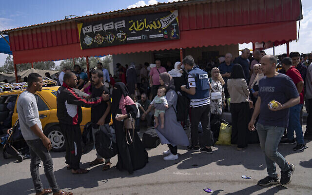 تصویر: فلسطینیان در انتظار ورود به مصر از گذرگاه مرزی رفاح در نوار غزه، ۱۶ اکتبر ۲۰۲۳. 
(Fatima Shbair/AP)