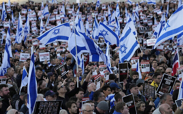 جمعیت بزرگی از هواداران اسرائیل در ۲۲ اکتبر ۲۰۲۳ در میدان ترافالگار لندن برای تظاهرات گرد آمدند و خواهان آزادی گروگان-هایی شدند که تروریست-های حماس ربوده و از اسرائیل به غزه برده-اند. (AP Photo/Frank Augstein)