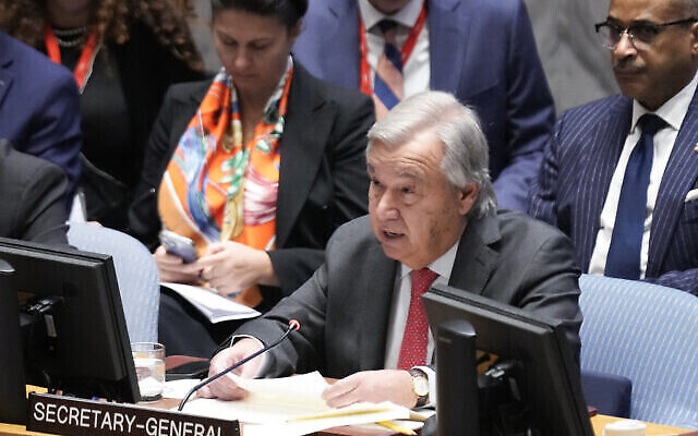 تصویر: آنتونیو گوترش دبیرکل سازمان ملل حین سخنرانی در در جلسهٔ شورای امنیت در مقر سازمان ملل، ۲۴ اکتبر ۲۰۲۳. (Seth Wenig/AP)