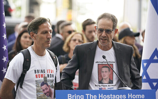 تصویر: رانن نوترا، راست، و روبی خن، دو پدری که پسران هر دو در دست حماس گروگان-اند، در راهپیمایی روز سه-شنبه ۲۴ اکتبر ۲۰۲۳ در مقابل مقر سازمان ملل در نیویورک سخن راندند. (Seth Wenig/AP)
