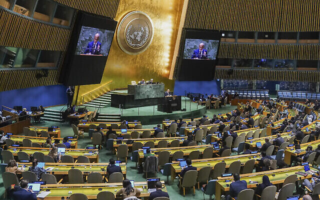 تصویر: اسامه عبدالخالد سفیر مصر در سازمان ملل، روز جمعه ۲۷ اکتبر ۲۰۲۳ حین سخنرانی در مجمع عمومی سازمان ملل، مقر سازمان. (AP Photo/Bebeto Matthews)