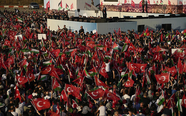 تصویر: ‌رجب طیب اردوغان حین سخنرانی خطاب به حاضرانی که برای ابراز همبستگی با فلسطینیان، روز شنبه، ۲۸ اکتبر ۲۰۲۳ در استانبول، ترکیه، راهپیمایی کردند. (AP Photo/Emrah Gurel)
