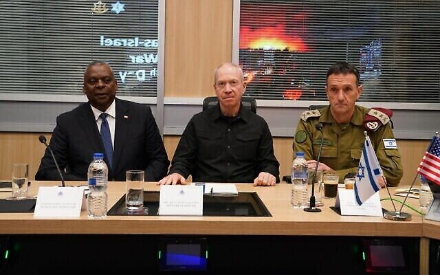 لوید آستن وزیر دفاع ایالات متحده، (چپ)، یوآو گالانت وزیر دفاع اسرائیل، (وسط)، خرزی حالیوی رئیس ستاد نیروهای دفاعی حین ملاقات در تل آویو، ۱۳ اکتبر ۲۰۲۳. (Ariel Hermoni/MoD)