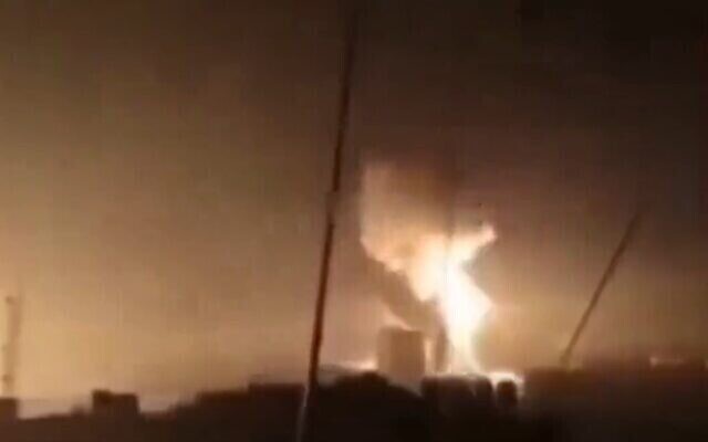 تصویر: در این فیلم ظاهرا بمباران فرودگاه حلب در سوریه، در ۱۴ اکتبر ۲۰۲۳ دیده می-شود. 
(Screenshot: X; used in accordance with Clause 27a of the Copyright Law)