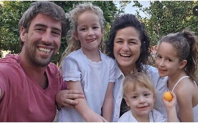 تصویر: خانوادهٔ کدیم سیمان تاو در ۷ اکتبر ۲۰۲۳ در اتاق امن خانهٔ خود در کیبوتص نیر اوز به قتل رسیدند. (Facebook)