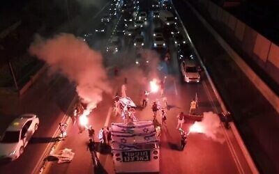 تصویر: معترضان در ۳۰ اکتبر ۲۰۲۳ بزرگراه ایالون تل آویو را با سوکا مسدود می-کنند. 
(Eitan Shley / Protest organizers)