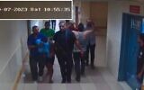 تصویر: چنانکه در فیلم دوربین-های مداریسته از ۷ اکتبر دیده می-شود، تروریست-های حماس یک گروگان را به بیمارستان شفا منتقل می-کنند