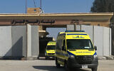 تصویر تزئینی: آمبولانس-های حامل مجروحان به بیمارستان-های صحرایی مصر، در ۱ نوامبر ۲۰۲۳ از مرز نوار غزه با رفاح، به مصر باز می-گردند. (AFP)