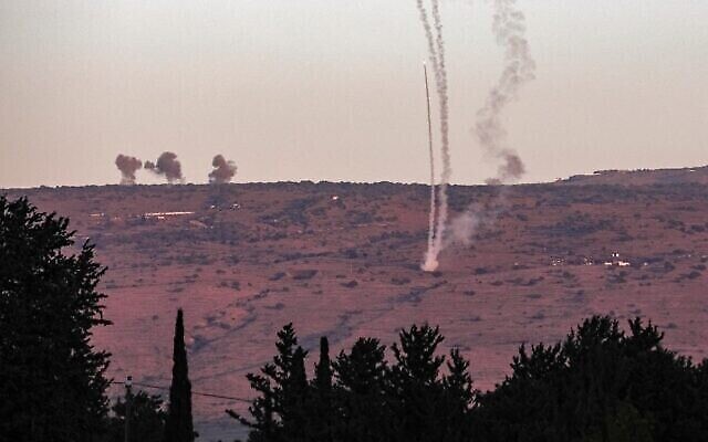 تصویر: راکت-هایی که در ۷ نوامبر ۲۰۲۳ از جنوب لبنان شلیک شدند، بر فراز موضعی آنسوی مرز، نزدیک کیبوتص دان در شمال اسرائیل سرنگون می-شوند. (Jalaa Marey/AFP)