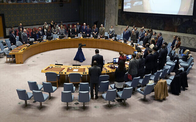 تصویر: یک دقیقه سکوت در شورای امنیت سازمان ملل پیش از جلسهٔ جنگ اسرائیل و حماس در مقر سازمان در شهر نیویورک، ۱۰ نوامبر ۲۰۲۳. (TIMOTHY A. CLARY / AFP)
