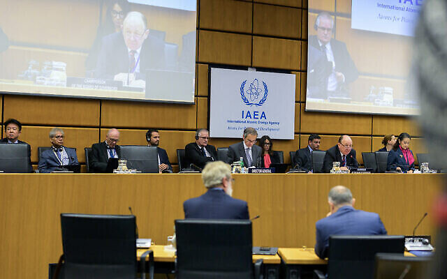 عکس آرشیو: رافائل گروسی (وسط) مدیرکل آژانس بین المللی انرژی اتمی (IAEA)  حین گشایش جلسهٔ شورای حکام آژانس در مقر آژانس در وین، اتریش، ۲۲ نوامبر ۲۰۲۳. (Joe Klamar / AFP)