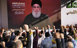 تصویر: حامیان حزب الله، گروه تحت حمایت ایران، حین سخنرانی ویدئویی حسن نصرالله، رهبر این گروه در راهپیمایی ۳ نوامبر ۲۰۲۳ در بیروت، مشت-های گره کرده را بهوا برده و تشویق می-کنند.(AP Photo/Hussein Malla)