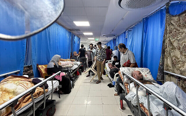 تصویر: فلسطینیان در بیمارستان الشفای شهر غزه، ۱۰ نوامبر ۲۰۲۳. (Flash90)