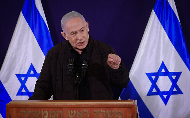 تصویر:‌ بنیامین نتانیاهو نخست وزیر حین سخن دربارهٔ جنگ اسرائیل و حماس در کنفرانس مطبوعاتی ۱۱ نوامبر ۲۰۲۳. (Marc Israel Sellem/POOL)