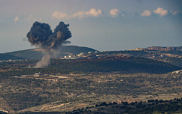 تصویر: در تبادل آتش میان نیروهای دفاعی و تروریستهای حزب الله در مرز اسرائیل و لبنان دودی که بهوا خاسته مشاهده می-شود؛ ۱۸ نوامبر ۲۰۲۳. (Ayal Margolin/Flash90)