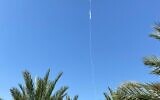 تصویر: خط دودی که ظاهرا در پی شلیک موشک دفاع هوایی اسرائیل در ۳۱ اکتبر ۲۰۲۳ برخاست، بر فراز ایلات، جنوب اسرائیل، مشاهده می-شود. (Courtesy)