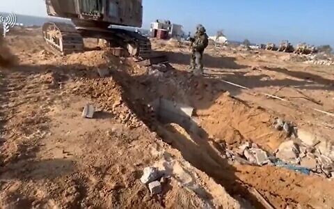 تصویر: سربازان نیروهای دفاعی در نوامبر ۲۰۲۳ یکی از ورودی-های تونل حماس را افشا کردند. (IDF/Screenshot)