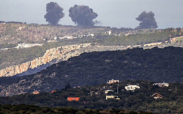 تصویر: در پی بمباران ناحیهٔ نقوره در جنوب لبنان توسط نیروهای دفاعی اسرائیل از موضعی در امتداد مرز شمالی اسرائيل، ۲۴ دسامبر ۲۰۲۳، دود بر فراز تپه-های ناحیه بهوا خاسته است. (Jalaa MAREY / AFP)