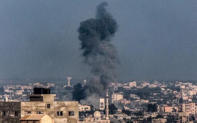 تصویر: طی بمباران جنوب نوار غزه در ۲۵ دسامبر ۲۰۲۳ از ناحیهٔ خان یونس دود بهوا بلند است. 
(SAID KHATIB / AFP)