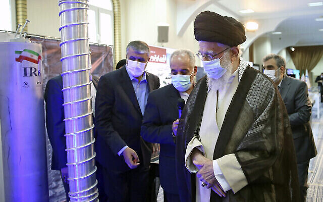 تصویر: در عکسی که بیت رهبری ایران منتشر کرد، آیت الله علی خامنه-ای ولی فقیه، راست، ۱۱ ژوئن ۲۰۲۳، از نمایشگاه دستاوردهای هسته-ای کشور در مجتمع بیت رهبری دیدن می-کند.(Office of the Iranian Supreme Leader, Via AP, File)
