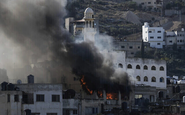 تصویر: در عکسی از ۱۳ دسامبر ۲۰۲۳، دود و آتشی که از عملیات نظامی اسرائیل در جنین بهوا برخاسته مشاهده می-شود. (AP Photo/Majdi Mohammed)
