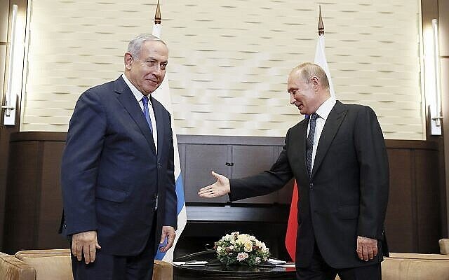 تصویر: ولادیمیر پوتین رهبر روسیه، راست، حین خوشامد به بنیامین نتانیاهو نخست وزیر اسرائیل در ملاقات ایندو در سوچی، روسیه، ۱۲ سپتامبر ۲۰۱۹. (Shamil Zhumatov/Pool Photo via AP)