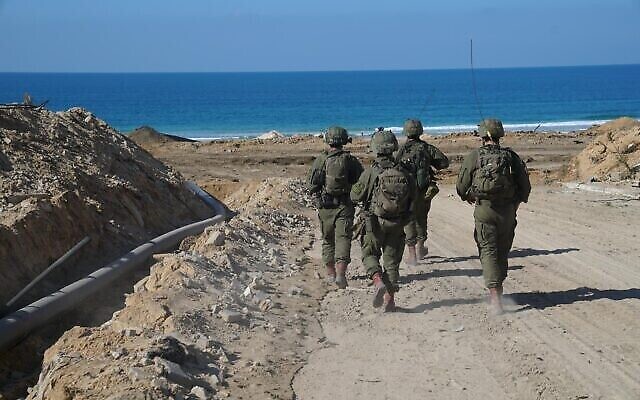 تصویر: در عکس زیر که ۲۳ نوامبر ۲۰۲۳ برای انتشار داده شد، نیروهای دفاعی اسرائیل حین عملیات در شمال غزه، نزدیک دهانهٔ یکی از تونلهای حماس مشاهده می-شوند. (IDF)