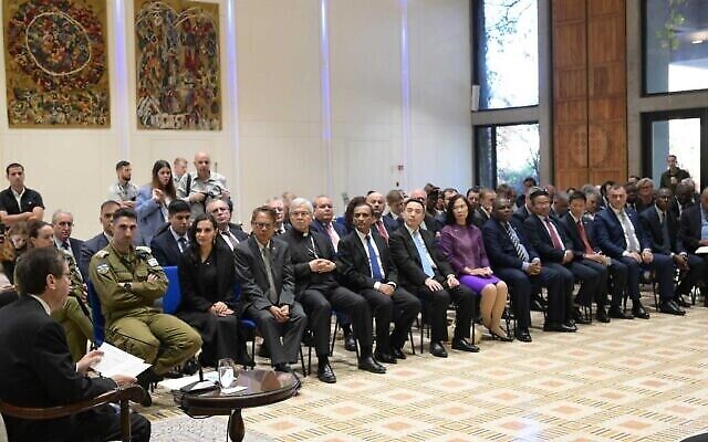 تصویر: ایتسخاک هرتزوگ رئیس جمهوری اسرائیل در اقامتگاه خویش در اورشلیم، ۱۹ دسامبر ۲۰۲۳، حین ملاقات با گروهی از سفیران کشورهای خارجی. (GPO)