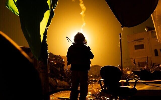 تصویر: در عکسی که ۶ دسامبر ۲۰۲۳ برای انتشار ارائه شد، سربازان نیروهای دفاعی حین عملیات در داخل غزه دیده می-شوند. (Israel Defense Forces)
