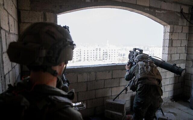 تصویر: در عکسی که ۲۶ دسامبر ۲۰۲۳ ارائه شد، نیروهای دفاعی حین عملیات در نوار غزه دیده می-شوند.
(Israel Defense Forces)