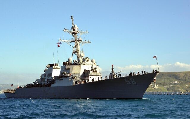 تصویر: در عکسی که نیروی دریایی ایالات متحده  در ۲۹ آوریل ۲۰۱۵ منتشر کرد،  (DDG 58) USS Laboon ناوشکن موشک-انداز برای دیدار برنامه-ریزی شدهٔ بندری به خلیج سودای یونان وارد می-شود. (US Navy/AFP, File)