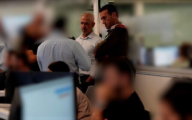 تصویر:‌ رانن بار رئیس سازمان اطلاعات و امنیت اسرائیل، (چپ)، و سپهبد خرزی حالیوی فرمانده نیروهای دفاعی در اتاق فرمان عملیات ویژهٔ شاباک، ۲۷ اکتبر ۲۰۲۳. (Shin Bet)