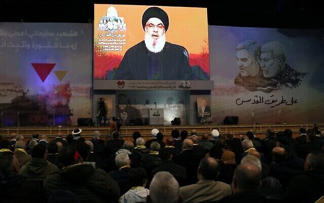 تصویر: مردم حین تماشای سخنرانی تلویزیونی حسن نصرالله رهبر حزب الله در بیروت، ۳ ژانویهٔ ۲۰۲۴، یک روز پس از کشته شدند رهبر گروه تروریستی حماس در این شهر. زمان این سخنرانی از پیش برای سالگرد قتل قاسم سلیمانی، فرمانده ایرانی تنظیم شده بود. (Anwar Amro/AFP)
